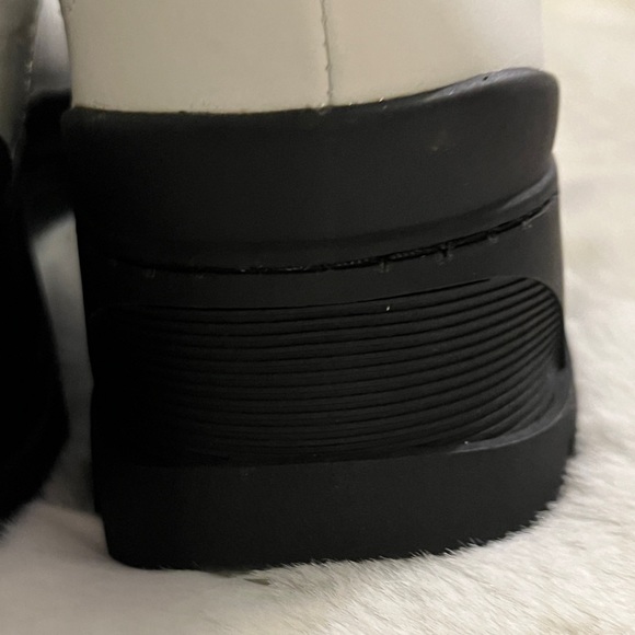 The GREATS® Brooklyn Hewes Chelsea Leather Boot Women Sz 7.5 - Picture 9 of 16